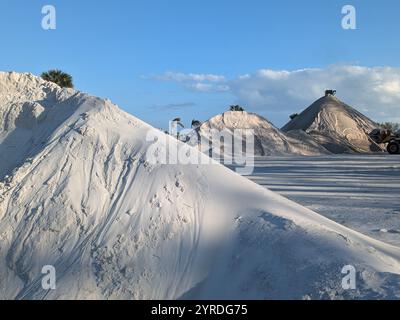 Piles de sable sur la plage de Bradenton après la tempête Banque D'Images