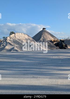 Piles de sable sur la plage de Bradenton après la tempête Banque D'Images