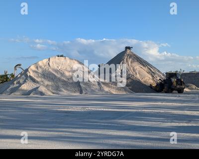 Piles de sable sur la plage de Bradenton après la tempête Banque D'Images