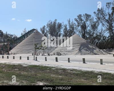 Piles de sable sur la plage de Bradenton après la tempête Banque D'Images