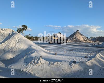 Piles de sable sur la plage de Bradenton après la tempête Banque D'Images