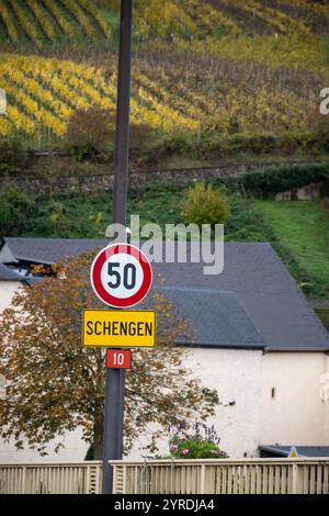 Entrée dans un petit village viticole au Luxembourg sur la Moselle, frontière comprend tripoint frontières de l'Allemagne, de la France, du Luxembourg, lieu de signature de Sche Banque D'Images