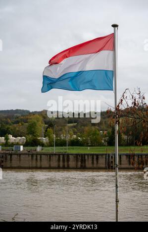 Vues du drapeau du pays luxembourgeois dans la ville de Schengen sur la Moselle, lieu de l'Union européenne en automne Banque D'Images
