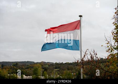 Vues du drapeau du pays luxembourgeois dans la ville de Schengen sur la Moselle, lieu de l'Union européenne en automne Banque D'Images