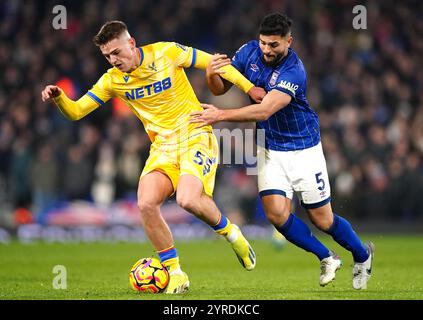 Justin Devenny de Crystal Palace et Sam Morsy d'Ipswich Town (à droite) s'affrontent pour le ballon lors du match de premier League à Portman Road, Ipswich. Date de la photo : mardi 3 décembre 2024. Banque D'Images