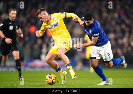 Justin Devenny de Crystal Palace et Sam Morsy d'Ipswich Town (à droite) s'affrontent pour le ballon lors du match de premier League à Portman Road, Ipswich. Date de la photo : mardi 3 décembre 2024. Banque D'Images