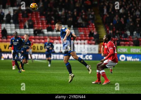 Londres, Angleterre. 3 décembre 2024. Charlie Barker et Daniel Kanu lors du match Sky Bet EFL League One entre Charlton Athletic et Crawley Town à The Valley, Londres. Kyle Andrews/Alamy Live News Banque D'Images