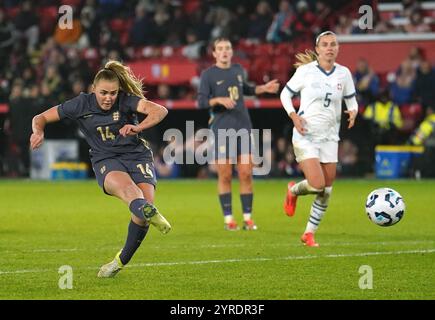 L'Angleterre Georgia Stanway tente un tir au but lors du match amical international à Bramall Lane, Sheffield. Date de la photo : mardi 3 décembre 2024. Banque D'Images