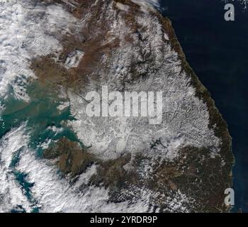 Séoul, Corée du Sud. 29 novembre 2024. La vue satellite des chutes de neige de fin novembre a recouvert de grandes portions de la péninsule coréenne, en particulier dans la moitié sud, provoquant des accumulations record dans la capitale Séoul, le 29 novembre 2024 depuis l'orbite terrestre. Séoul a enregistré 28,6 centimètres (11,3 pouces) d'accumulation de neige, la plus forte chute de neige en novembre depuis le début des records en 1907. Crédit : Michala Garrison/NASA/Alamy Live News Banque D'Images