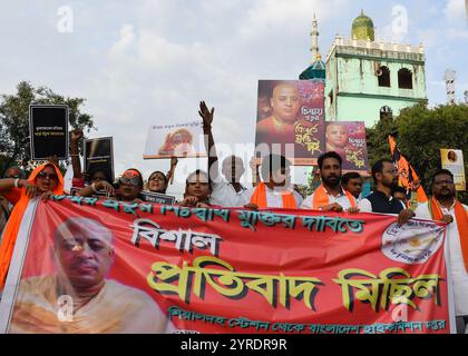 Kolkata, Inde. 29 novembre 2024. Des membres de l'Hindu Jagaran Mancha manifestent contre l'arrestation du moine hindou Chinmay Prabhu, à Kolkata, en Inde, le 29 novembre 2024. Chinmoy Krishna Prabhu a été arrêté pour non-respect du drapeau bangladais lors d'un rassemblement auquel il s'était adressé en octobre. (Photo de Sayantan Chakraborty/Pacific Press/Sipa USA) crédit : Sipa USA/Alamy Live News Banque D'Images