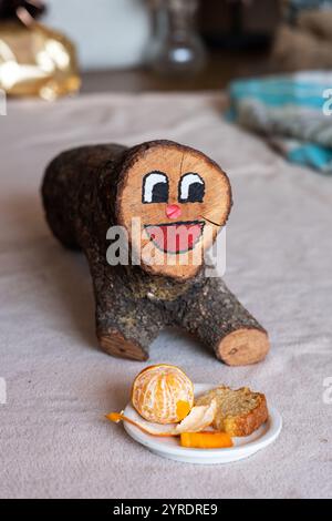 Tió de Nadal, une tradition de Noël catalane : les enfants s'en occupent jusqu'à la veille de Noël, puis tapotent dessus pour recevoir des bonbons et des cadeaux. Un symbole unique de vacances Banque D'Images