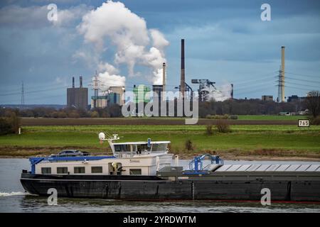 Huettenwerke Krupp-Mannesmann, HKM à Duisburg-Huettenheim, 2 hauts fourneaux, cokerie, nuage de trempe, cargo sur le Rhin, à gauche le Banque D'Images