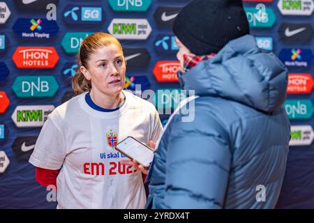 Oslo, Norvège 3 décembre 2024 Karina Saevik de Norvège et Valerenga prennent la parole lors de la conférence de presse à la suite de la victoire de l'équipe féminine norvégienne au deuxième tour des éliminatoires entre les norvégiennes et les irlandaises au stade Ullevaal à Oslo, Norvège crédit : Nigel Waldron/Alamy Live News Banque D'Images