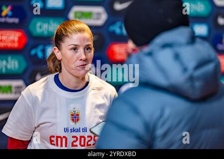 Oslo, Norvège 3 décembre 2024 Karina Saevik de Norvège et Valerenga prennent la parole lors de la conférence de presse à la suite de la victoire de l'équipe féminine norvégienne au deuxième tour des éliminatoires des qualifications aux Championnats d'Europe entre les norvégiennes et les femmes d'Irlande du Nord au stade Ullevaal à Oslo, Norvège crédit : Nigel Waldron/Alamy Live News Banque D'Images