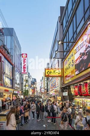 Rue nocturne avec néons et panneaux lumineux, quartier de Dotonbori, Osaka, Japon, Asie Banque D'Images