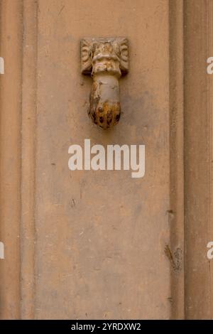 Main comme frappeur de porte sur une vieille porte d'entrée, Galatina, Pouilles, Italie, Europe Banque D'Images
