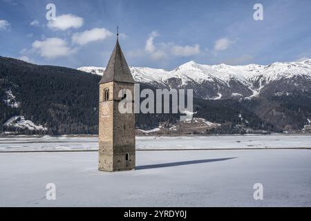 Tour d'église dans le lac Reschen en hiver, col de Reschen, Tyrol du Sud, Italie, Europe Banque D'Images
