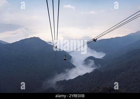 Vue depuis le téléphérique de Fansipan, Mont Fansipan, montagnes du soleil de Hoang lien, Vietnam, Asie Banque D'Images