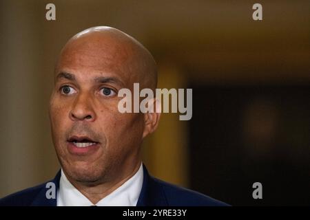 Le sénateur américain Cory Booker (démocrate du New Jersey) s’adresse aux journalistes avant de se lancer dans un vote le mardi 3 décembre 2024. Il y a deux changements de rang dans la direction du Sénat, avec la sénatrice américaine Amy Klobuchar (démocrate du Minnesota) en troisième position, et le sénateur américain Cory Booker (démocrate du New Jersey) en quatrième position. Crédit : Mattie Neretin/CNP Banque D'Images