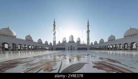 Grande mosquée Sheikh Zayed à Abu Dhabi, présentant ses majestueux dômes, ses arches et ses motifs floraux en marbre détaillés sur la grande cour sous une sere Banque D'Images