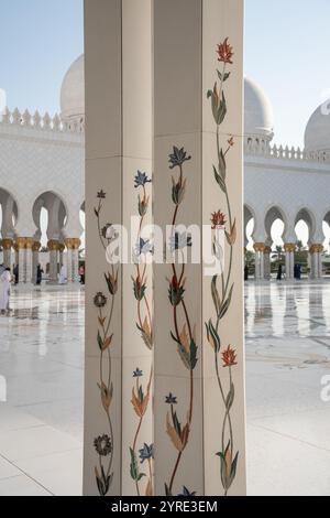 Motifs floraux complexes sur un pilier de la Grande Mosquée Sheikh Zayed, Abu Dhabi, mêlant art islamique traditionnel et architecture moderne. Banque D'Images