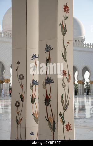 Motifs floraux complexes sur un pilier de la Grande Mosquée Sheikh Zayed, Abu Dhabi, mêlant art islamique traditionnel et architecture moderne. Banque D'Images