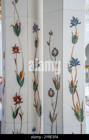 Motifs floraux complexes sur un pilier de la Grande Mosquée Sheikh Zayed, Abu Dhabi, mêlant art islamique traditionnel et architecture moderne. Banque D'Images