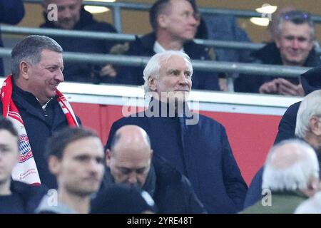 Fussball DFB-Pokal Achtelfinale FC Bayern Muenchen - Bayer 04 Leverkusen AM 03.12.2024 in der Allianz Arena in Muenchen Rudi Voeller, mitte la réglementation DFB interdit toute utilisation de photographies comme séquences d'images et/ou quasi-vidéo. Foto : Revierfoto crédit : ddp Media GmbH/Alamy Live News Banque D'Images