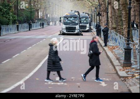 Londres, Royaume-Uni. 03 décembre 2024. La rue a été nettoyée avant la parade. L'Émir de l'État du Qatar, accompagné de Sheikha Jawaher bint Hamad bin Suhaim Al Thani, effectue une visite d'État au Royaume-Uni. Crédit : SOPA images Limited/Alamy Live News Banque D'Images