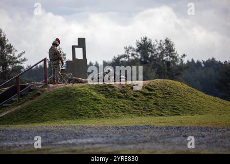 Le soldat américain affecté à la 41st Field Artillery Brigade, 1-77 Field Artillery Regiment tire une carabine M4 au cours d'un champ de qualification sur la zone d'entraînement de Grafenwöhr, Bavière, Allemagne, 3 décembre 2024. La qualification des armes garantit que les soldats maintiennent les compétences de tir nécessaires pour engager efficacement des cibles et rester prêts à la mission dans n'importe quel environnement opérationnel. (Photo de l'armée américaine par la PFC Rayonne Bissant) Banque D'Images