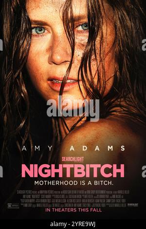 Nightbitch (2024) réalisé par Marielle Heller avec Amy Adams, Scoot McNairy, Arleigh et Emmett Snowden. Une comédie sombre surréaliste sur une mère au foyer qui commence à vivre une mystérieuse transformation qui l’amène à remettre en question son identité et son rôle dans la maternité. Affiche AMÉRICAINE À une feuille POUR USAGE ÉDITORIAL UNIQUEMENT. Crédit : BFA / Searchlight Pictures Banque D'Images