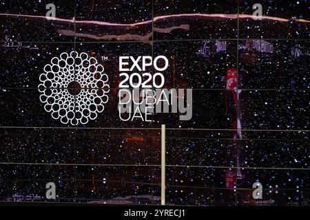 DUBAÏ, Émirats arabes Unis - 21 FÉVRIER 2019 : le panneau Dubai Expo 2020 est vu sur un écran à l'aéroport international de Dubaï. Banque D'Images