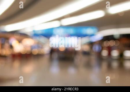 DUBAÏ, Émirats arabes Unis - 21 FÉVRIER 2019 : photo défocalisée de l'aéroport international de Dubaï. Banque D'Images