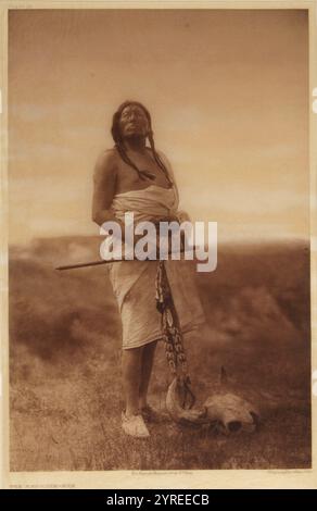 The Medicine-Man, 1907. Photogravure du photographe américain Edward Sherrif Curtis, années 1900 Tiré d'une série de portraits d'Indiens d'Amérique du Nord (sic!) Indigène des États-Unis. Banque D'Images