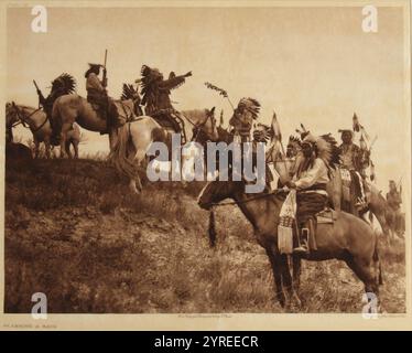 Planification d'un RAID, 1907. Photogravure du photographe américain Edward Sherrif Curtis, années 1900 Tiré d'une série de portraits d'Indiens d'Amérique du Nord (sic!) Indigène des États-Unis. Banque D'Images