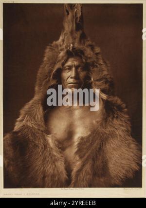 Ventre d’ours – Arikara, 1908. Photogravure du photographe américain Edward Sherrif Curtis, années 1900 Tiré d'une série de portraits d'Indiens d'Amérique du Nord (sic!) Indigène des États-Unis. Banque D'Images