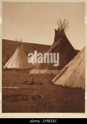 Camp d'Atsina, 1908. Photogravure du photographe américain Edward Sherrif Curtis, années 1900 Tiré d'une série de portraits d'Indiens d'Amérique du Nord (sic!) Indigène des États-Unis. Banque D'Images