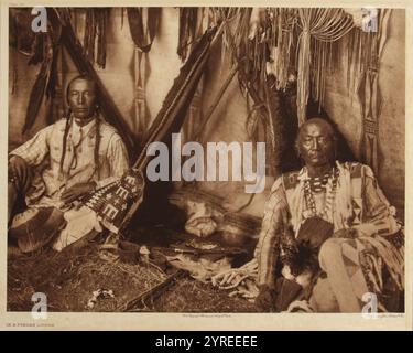 Dans un Piegan Lodge, 1910. Photogravure du photographe américain Edward Sherrif Curtis, années 1900 Tiré d'une série de portraits d'Indiens d'Amérique du Nord (sic!) Indigène des États-Unis. Banque D'Images