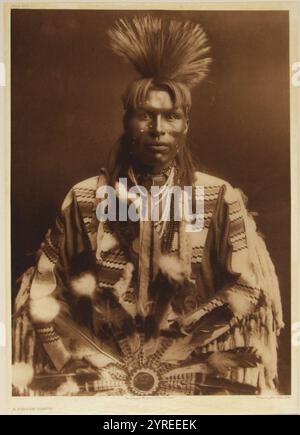 Un Piegan Dandy, 1900. Photogravure du photographe américain Edward Sherrif Curtis, années 1900 Tiré d'une série de portraits d'Indiens d'Amérique du Nord (sic!) Indigène des États-Unis. Banque D'Images