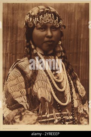 Wishram bride, 1910. Photogravure du photographe américain Edward Sherrif Curtis, années 1900 Tiré d'une série de portraits d'Indiens d'Amérique du Nord (sic!) Indigène des États-Unis. Banque D'Images