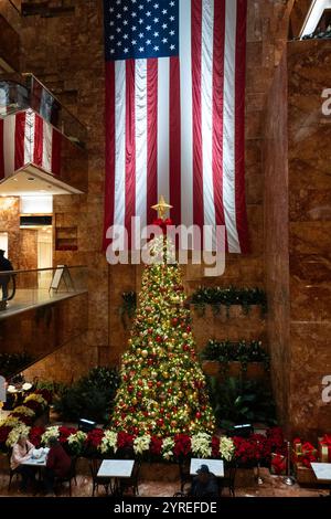 L'intérieur de la tour Trump comprend des restaurants et des magasins, New York City, États-Unis, saison des fêtes 2024. Banque D'Images