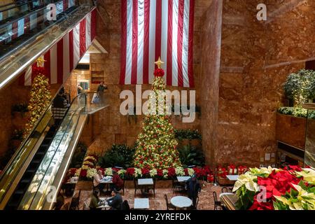 L'intérieur de la tour Trump comprend des restaurants et des magasins, New York City, États-Unis, saison des fêtes 2024. Banque D'Images