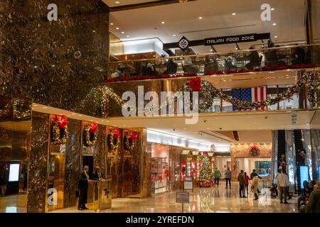 L'intérieur de la tour Trump comprend des restaurants et des magasins, New York City, États-Unis, saison des fêtes 2024. Banque D'Images