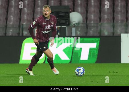 Salerne, Italie. 02 décembre 2024. Pawel Jaroszynski de l'US Salernitana 1919 en action lors de la Serie B BKT entre l'US Salernitana 1919 vs Carrarese Calcio au stade Arechi le 1er décembre 2024 à Salerne, Italie. (Photo par Agostino Gemito/Pacific Press/Sipa USA) crédit : Sipa USA/Alamy Live News Banque D'Images