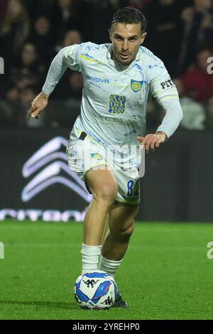 Salerne, Italie. 02 décembre 2024. Leonardo Capezzi de Carrarese Calcio 1908 en action lors de la Serie B BKT entre US Salernitana 1919 vs Carrarese Calcio au stade Arechi le 1er décembre 2024 à Salerne, Italie. (Photo par Agostino Gemito/Pacific Press/Sipa USA) crédit : Sipa USA/Alamy Live News Banque D'Images