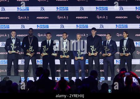 Milan, Italie. 03 décembre 2024. Teun Koopmeiners, Marcus Thuram, Lautaro Martinez, Hakan Calhanoglu, Federico Dimarco, Alessandro Bastoni, Nicolò Barella, Yann Sommer posent avec le prix AIC Oscar del Calcio lors de la Gran Galà del Calcio 2024 Oscar del Calcio Awards AIC au Superstudio Maxi. (Photo de Fabrizio Carabelli/SOPA images/Sipa USA) crédit : Sipa USA/Alamy Live News Banque D'Images