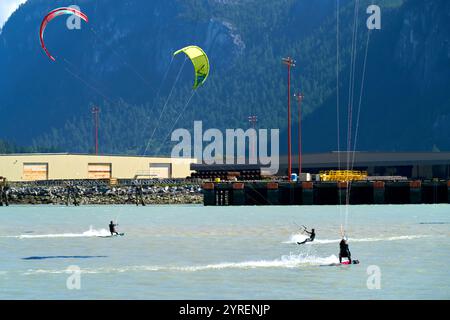 Squamish, Colombie-Britannique, Canada – 29 août 2020 - Howe Sound BC Kite Surfers. Kiteboarders attrapant le vent au large de Squamish Spit où le Squamish Banque D'Images