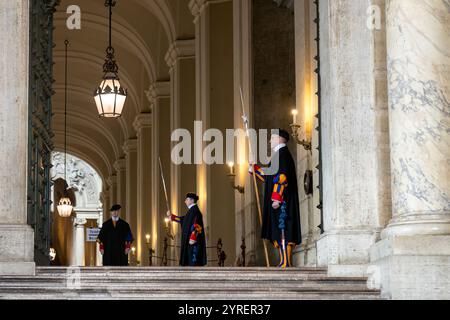 Cité du Vatican - 14 novembre 2024 : la porte de bronze - Portone di Bronzo - gardée par les gardes suisses, mène au Palais apostolique Banque D'Images