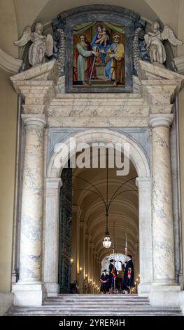 Cité du Vatican - 14 novembre 2024 : la porte de bronze - Portone di Bronzo - gardée par les gardes suisses, mène au Palais apostolique Banque D'Images