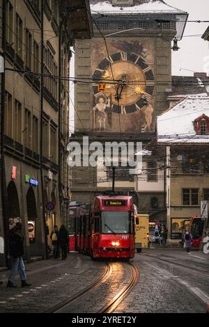 Une vue pittoresque sur les rues de Berne et les tramways couverts de neige pendant Noël, capturant le charme festif et l'ambiance hivernale des merveilles. Banque D'Images